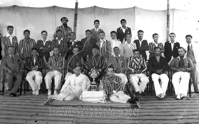 Nawab Moin Ud Dowla Bahadar with Moin Ud Dola Gold Cup Winner Team